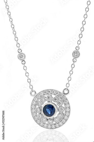 dije con cadena y collar en oro blanco y plata con zafiro azul y diamantes azules y blancos joyeria con brillantes 