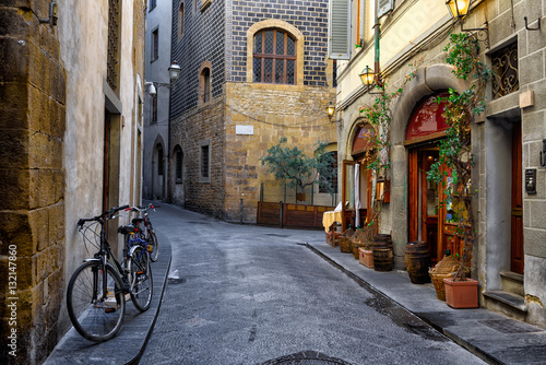 Fototapeta Naklejka Na Ścianę i Meble -  Narrow cozy street in Florence, Tuscany. Italy