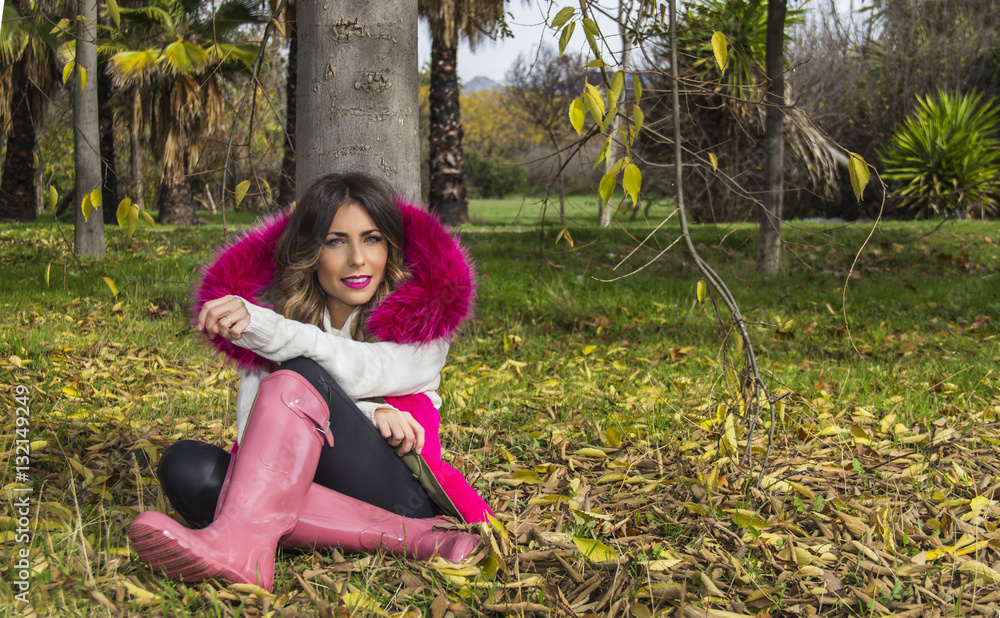Guapa mujer apoyada en un arbor descansando Guapa mujer apoyada en un arbor descansando