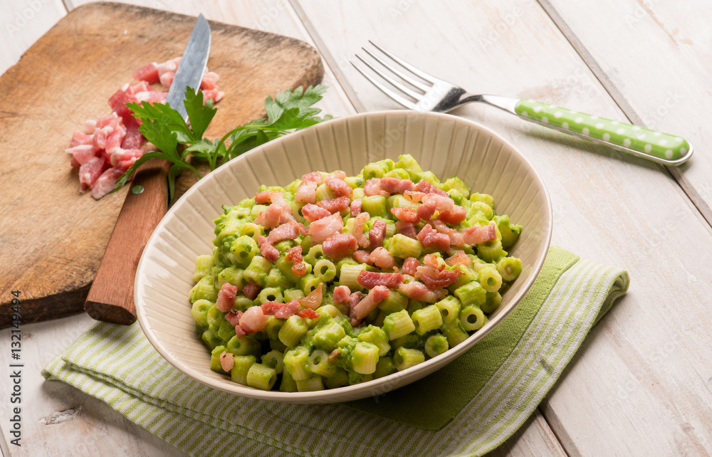pasta with bacon  and peas sauce