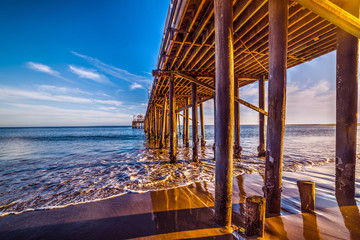 Fotobehang Pier Houten palen Malibu pier Californië  © Gabriele Maltinti
