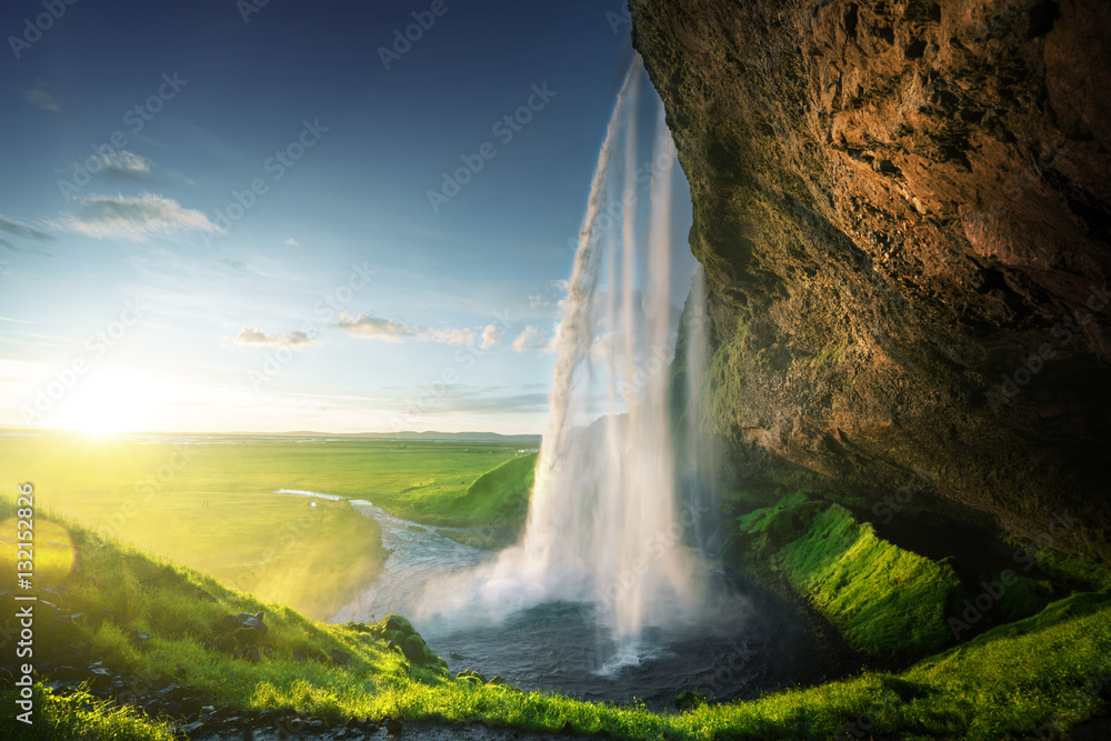 Fototapeta premium Wodospad Seljalandfoss w okresie letnim, Islandia