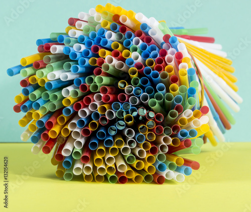 Wallpaper Mural Абстрактное изображение с пластиковыми разноцветными трубочками
 Torontodigital.ca