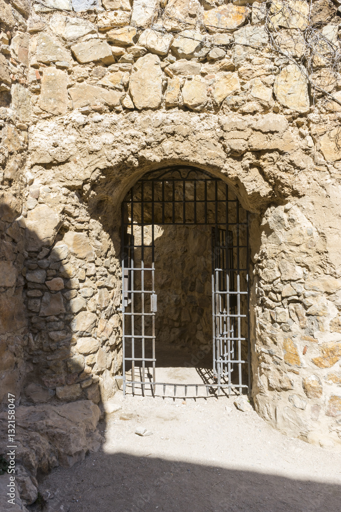 Obraz premium Iron door, Town of Consuegra in the province of Toledo, Spain