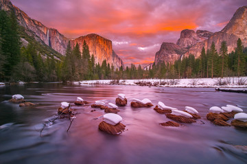 Fotobehang Roze Yosemite National Park in winterschemering  © FreebillyPhotography
