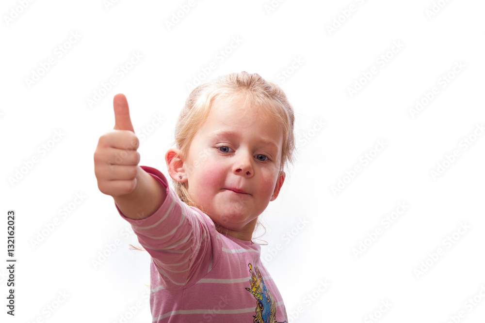 Kind grinst schelmisch und zeigt den Daumen hoch Kind grinst schelmisch und zeigt den Daumen hoch