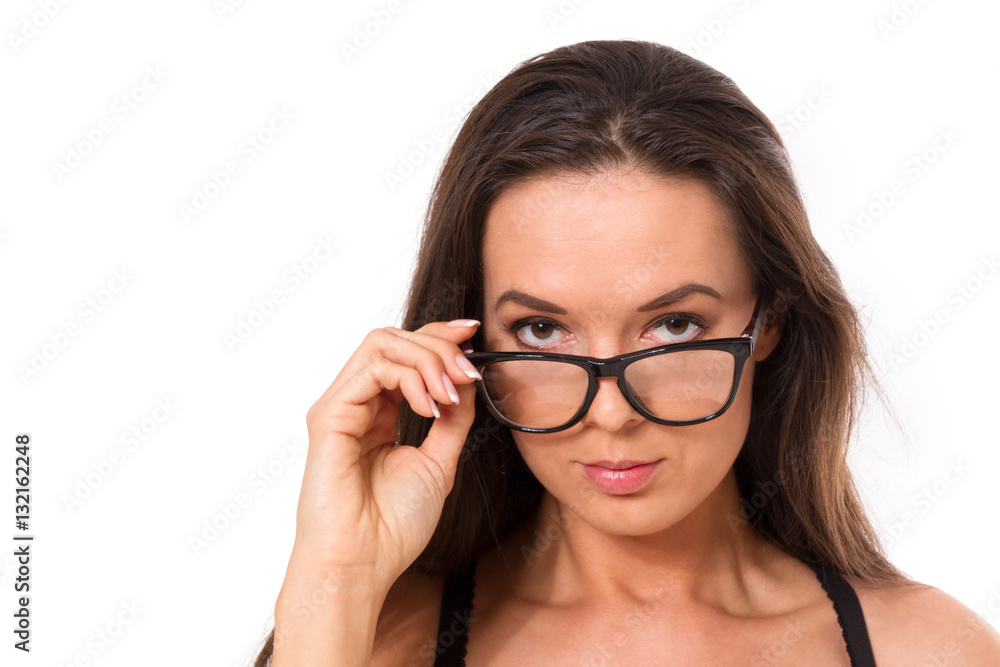 Frau schaut über die Nerd Brille 