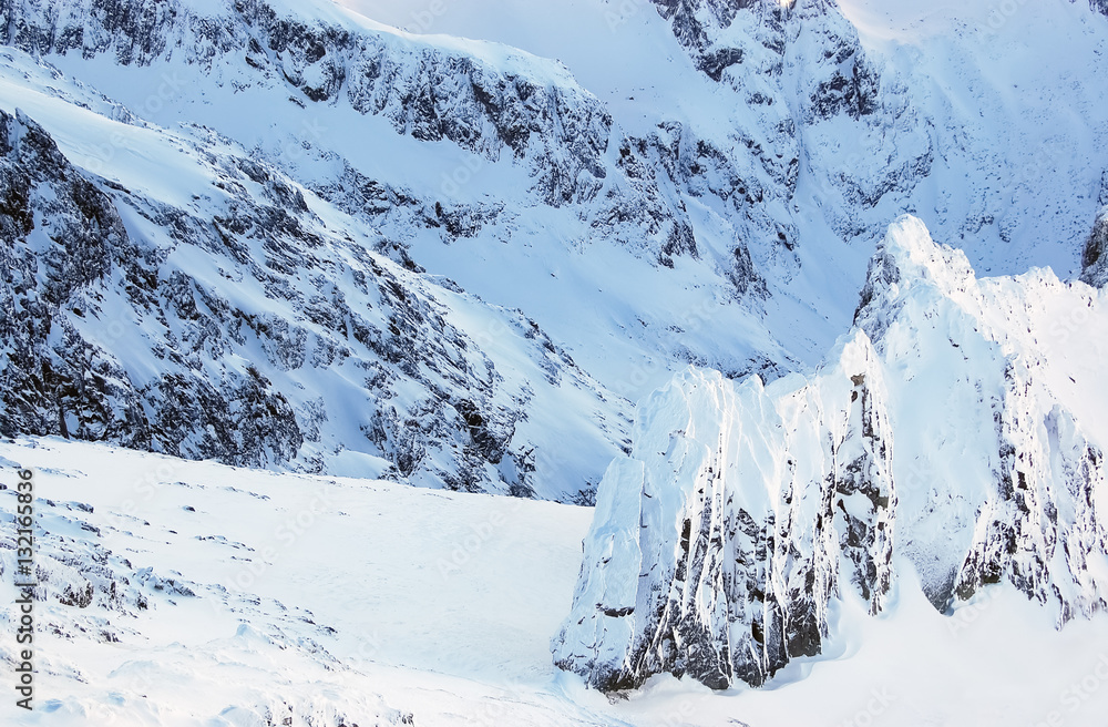 Obraz premium View of snow-covered mountains in the High Tatra from Lomnicky P