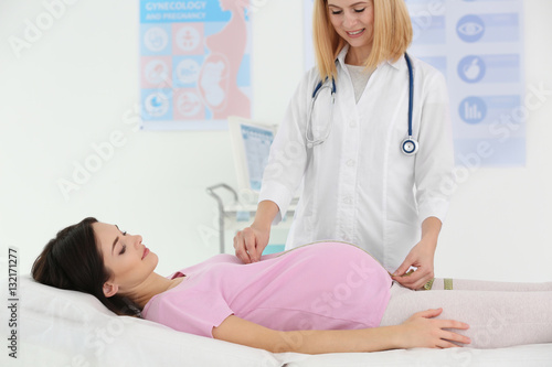 Doctor measuring belly of p...