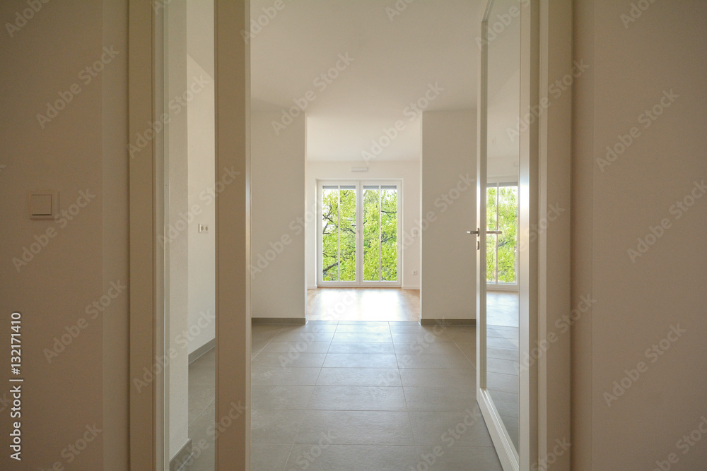 Neubau-Immobilie Umzug in neue Wohnung - Tür in modernes Wohnzimmer Neubau-Immobilie Umzug in neue Wohnung - Tür in modernes Wohnzimmer
