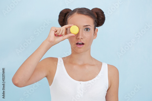 Cute girl with macaroon on ...
