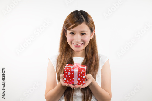 プレゼントを渡す若い女性 © imacoconut