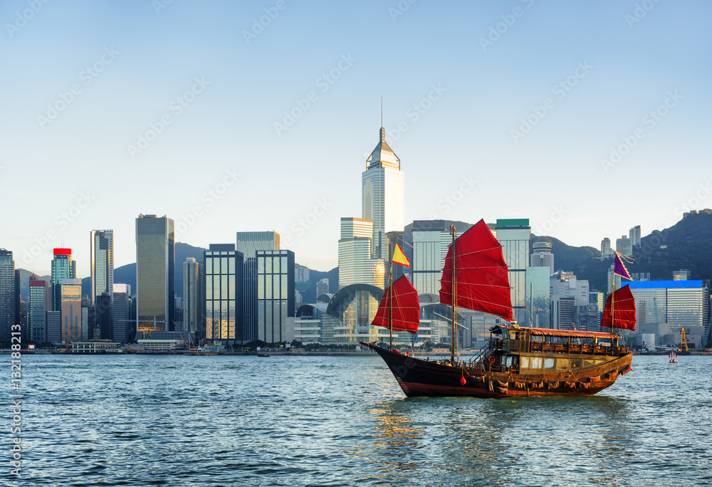 Fototapeta premium Traditional Chinese sailing ship in rays of setting sun