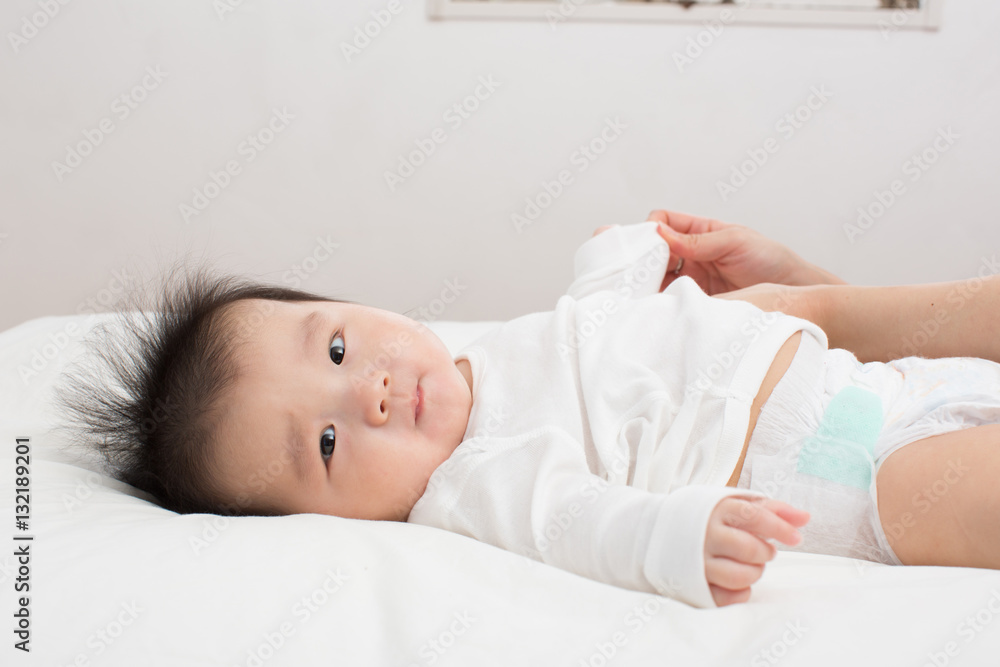 おむつを替えてもらう赤ちゃん おむつを替えてもらう赤ちゃん