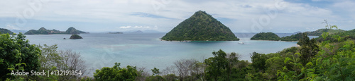 Wallpaper Mural Panorama de la baie de Labuan Bajo, Florès, Indonésie Torontodigital.ca