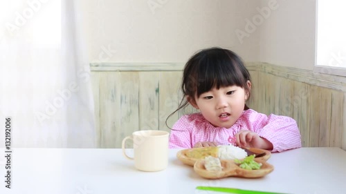 食事をする子ども