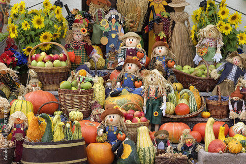 Erntedankfest mit Puppen, Gemüse und Früchten