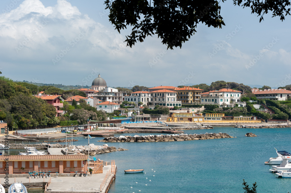 Die Bucht von Castiglioncello mit ihren Bagni vor der Saison StockFoto