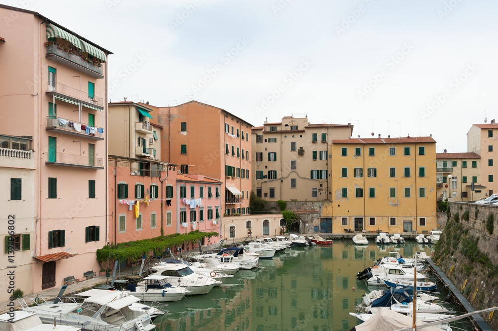 Kanal in der Altstadt von Livorno mit Booten