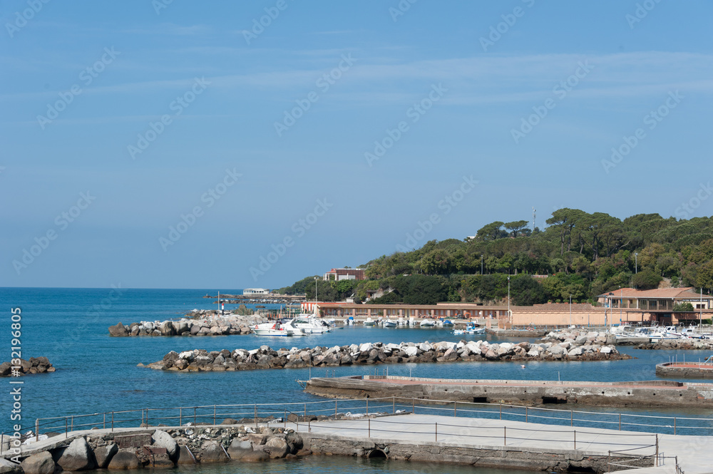 Felsige Küste Toskana mit Bagni in Vorsaison