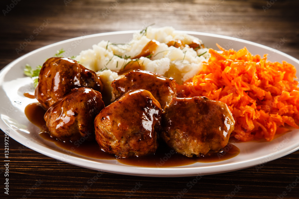 Roasted meatballs, mashed potatoes and vegetables 