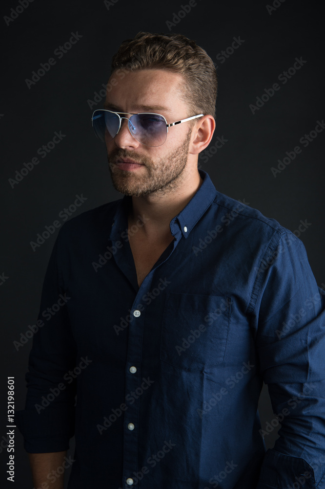 Obraz premium Young handsome businessmen
