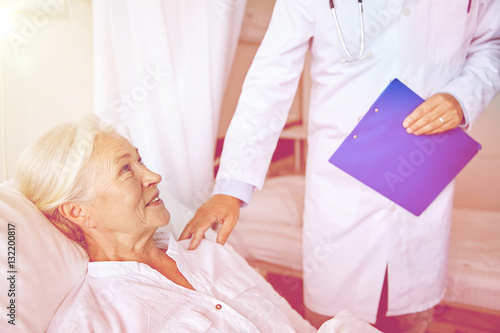 doctor visiting happy senior woman at hospital © Syda Productions
