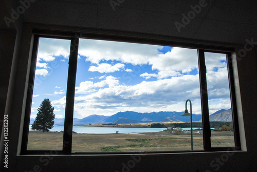 秋のテカポ湖畔のレストランの窓からテカポ湖を眺める（ニュージーランド）