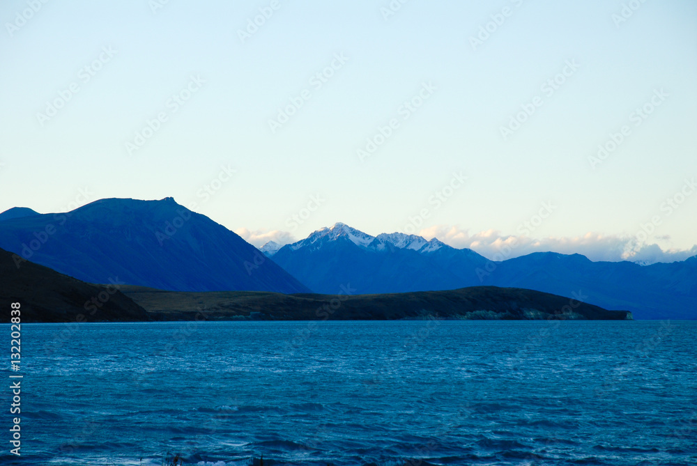 Fototapeta premium 秋の夕暮れのテカポ湖とサザンアルプス(ニュージーランド)