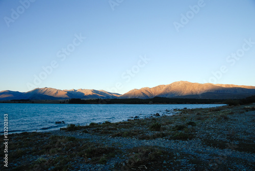 秋の夕暮れのテカポ湖（ニュージーランド）