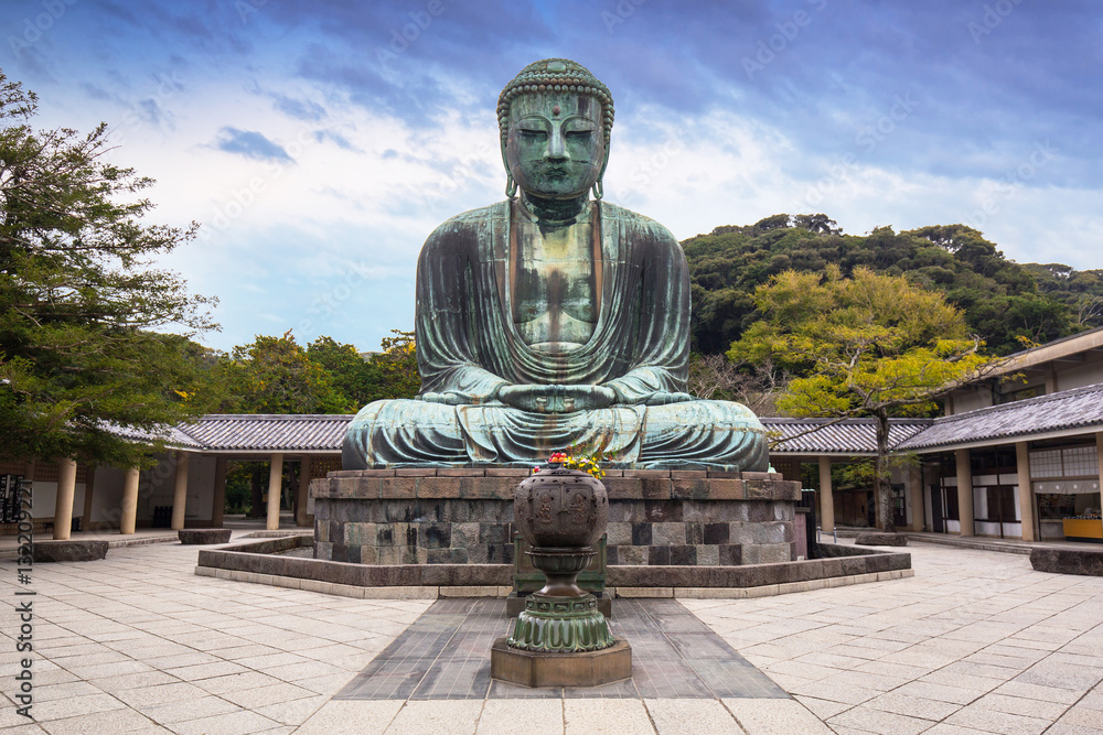 Fototapeta premium Monumentalny posąg z brązu Wielkiego Buddy w Kamakurze w Japonii.