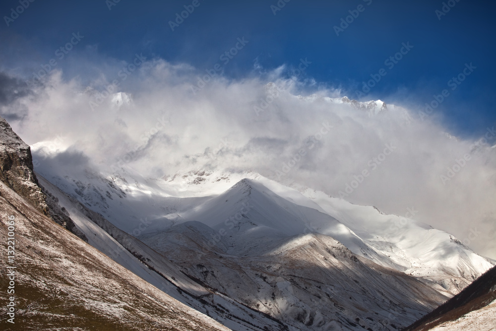 Kaukaz - Gruzja w zimowej szacie. Caucassus mountains in Georgia.