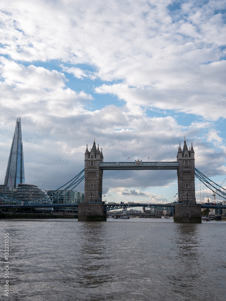 Obraz premium Tower bridge from Thames river