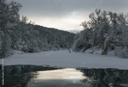 Fototapeta Naklejka Na Ścianę i Meble -  Зимний пейзаж с видом поворота реки с высокими заснеженными берегами 