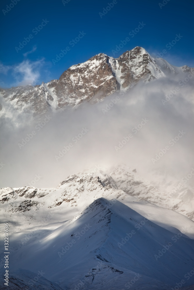 Obraz premium Kaukaz - Gruzja w zimowej szacie. Caucassus mountains in Georgia.