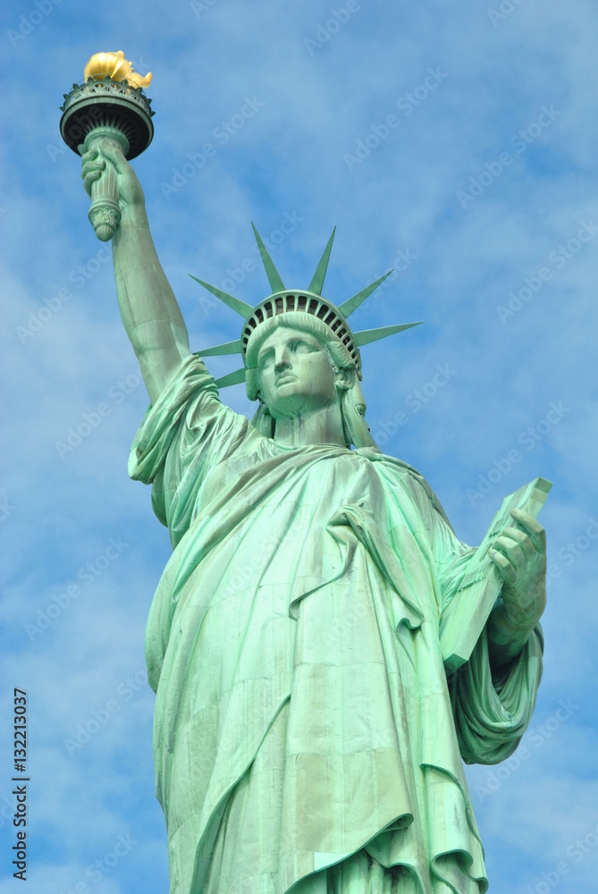 Fototapeta premium Statue of Liberty with a blue sky