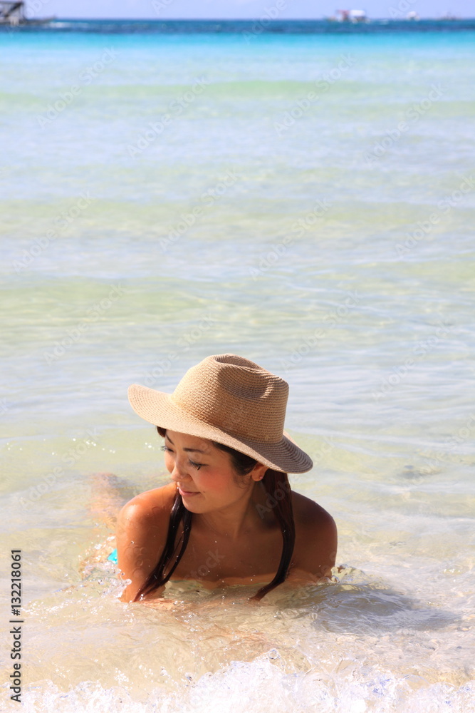 Fototapeta premium 海に浸かってうつむく女性