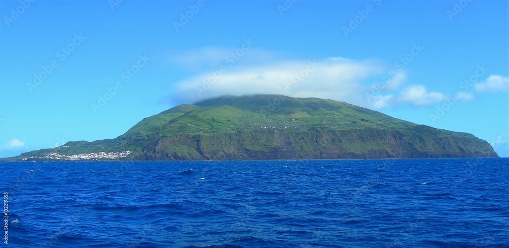 Vista da Ilha do corvo vista do mar
