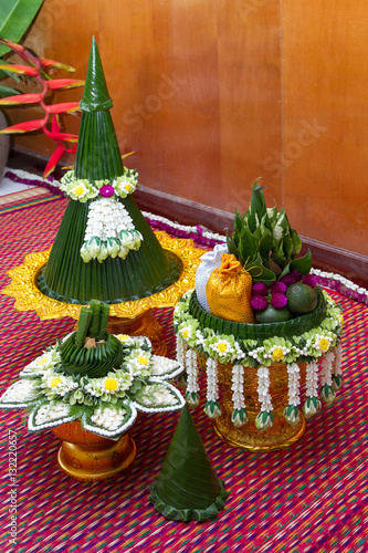 Tray with pedestal and thai flowers
