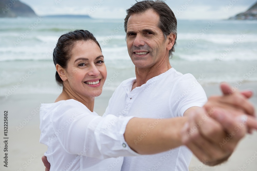 Obraz premium Portrait of romantic couple dancing on beach