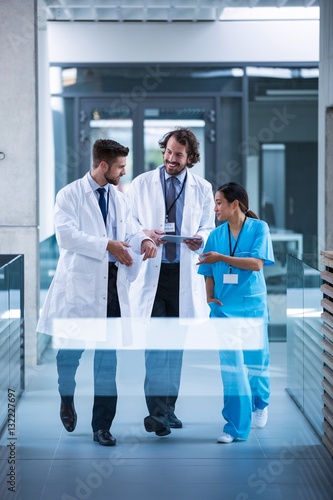 Obraz na płótnie Doctor holding digital tablet having a discussion