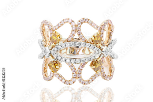 anillo con diamantes amarillos y blancos rubies y zafiros