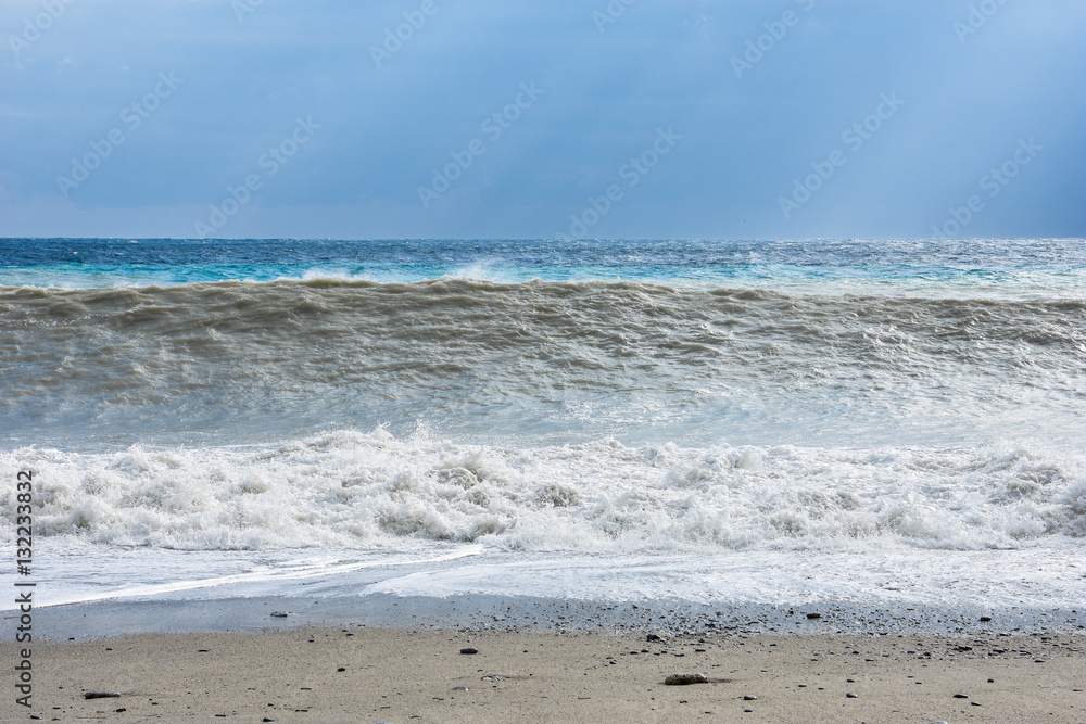 Wave breaking on the beach - sequence 01