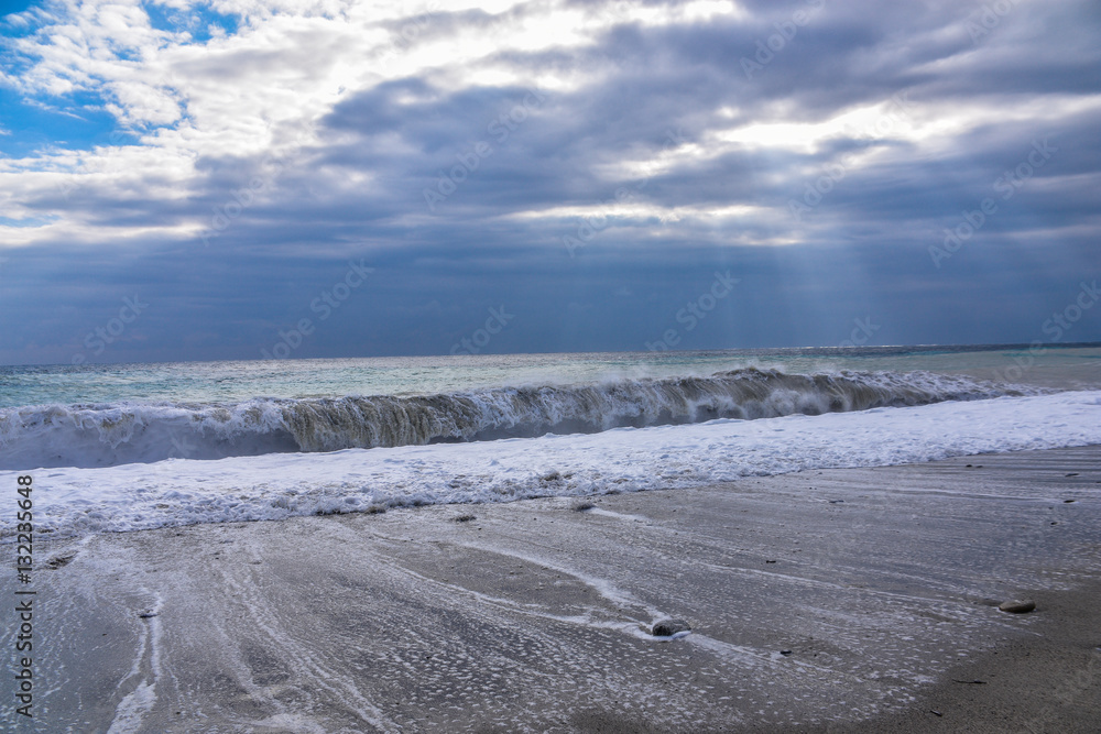 I colori del mare e delle onde dopo una tempesta.