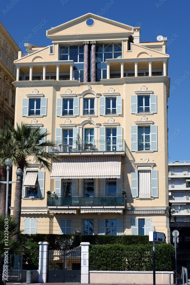 Prachtvolle Villa an der Strandpromenade von Nizza
