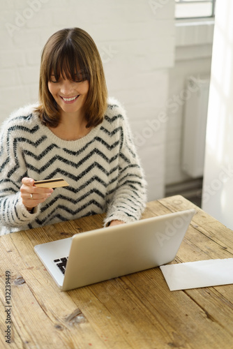 frau zahlt mit kreditkarte im online-shop photo