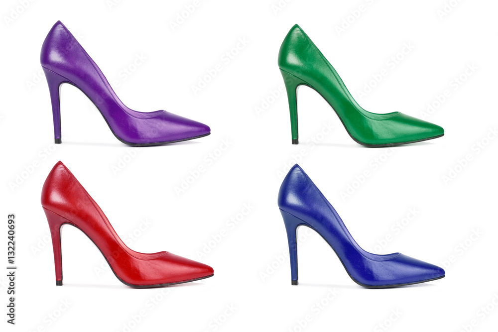 Zapatos clásicos de mujer taco alto de diferentes colores sobre fondo  blanco aislado. Vista de frente. Composición Stock Photo | Adobe Stock