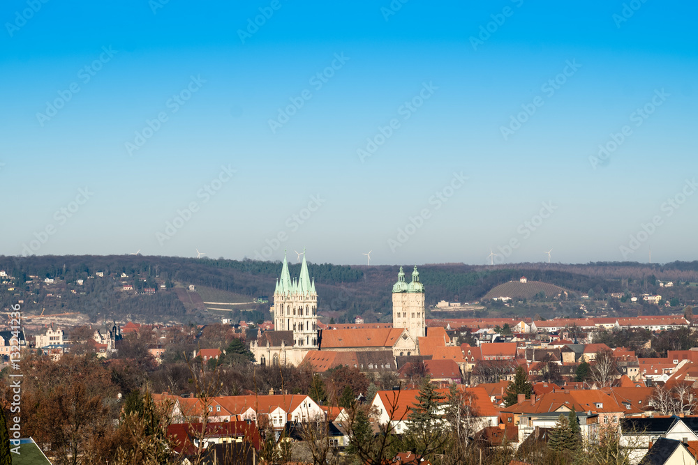 Stadtpanorama von Naumburg an der Saale bei blauen Himmel