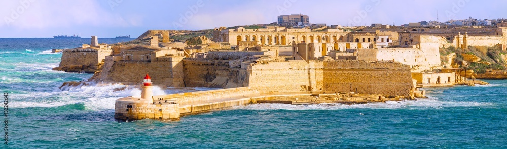 Malta, Valletta, Forti Rikażoli, Kalkara Panorama Sea - Mittelmeer Ricasoli, Malta Reisen, Tourismus, entdecken, Sehenswürdigkeiten, Museum, Museen historische Architektur Mittelmeer Brandung sea