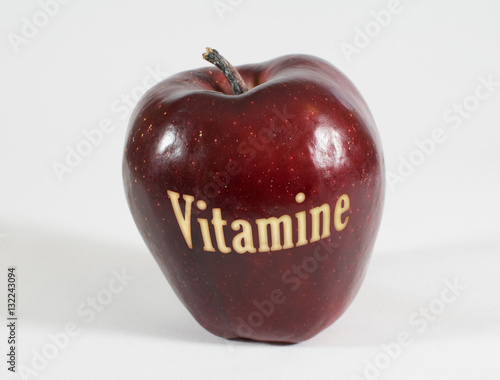 Roter Apfel mit der Aufschrift Vitamine